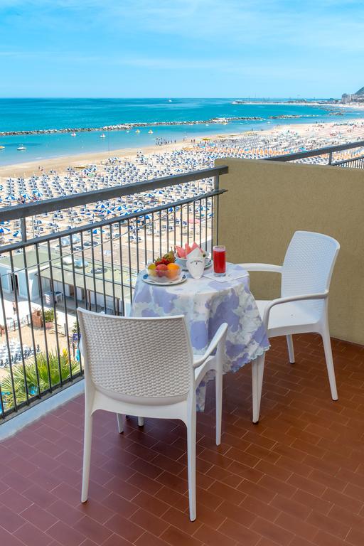 Hotel Belsoggiorno Cattolica Exterior foto